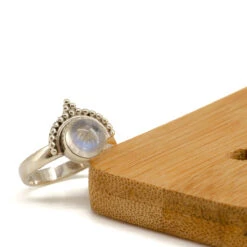 Anillo Atenea · 3 Piedras -Alvent Joyas Tienda Detalle anillo piedra transparente 1 0074a1c7 1209 4da0 a2b5 56a5b375b822